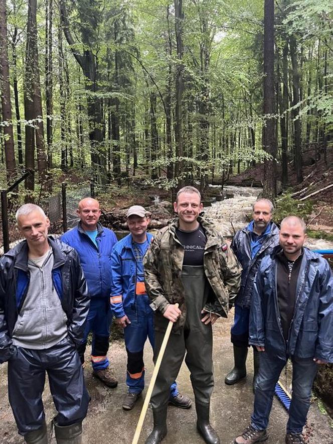 Sześciu mężczyzn uratowało Jelenią Górę! Nie poddali się nawet gdy nadzieja na ocalenie gasła 