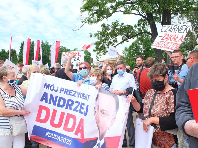 Prezydent Andrzej Duda spotkał się z lublinianami, czekali na niego także tęczowi aktywiści