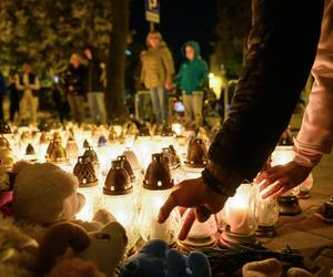 Poznań pogrążony w żałobie po morderstwie 5-latka. Znicze, misie, laurki i modlitwa na Łazarzu. Tak poznaniacy żegnają ofiarę nożownika [ZDJĘCIA]