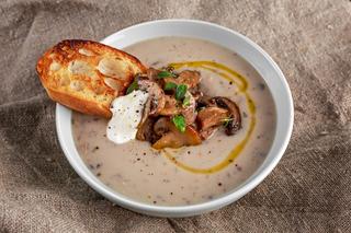 Węgierska zupa grzybowa. Pomysł na aromatyczny i sycący rodzinny obiad