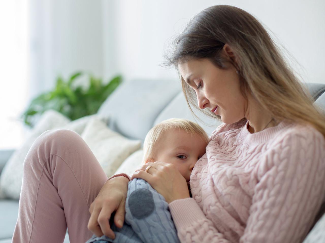 Przeziębienie a karmienie piersią. Jak wyleczyć przeziębienie nie zarażając dziecka?