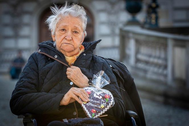 Pan Marek od kilku lat opiekuje się chorą na Alzheimera mamą. Potrzebna jest pomoc