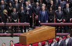 Gafy polityków na pogrzebie papieża Franciszka! Telefony i stroje