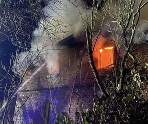 Nocny pożar w domu mieszkalnym w Szembruku