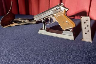 Z takiej strzelał James Bond. Cenny podarunek od policji w Lesznie dla Muzuem Okręgowego