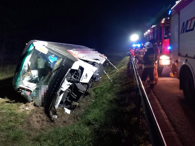 Nocny wypadek autobusu pod Łowiczem. Kilka osób w szpitalu. Pojazd wylądował w rowie [ZDJĘCIA].