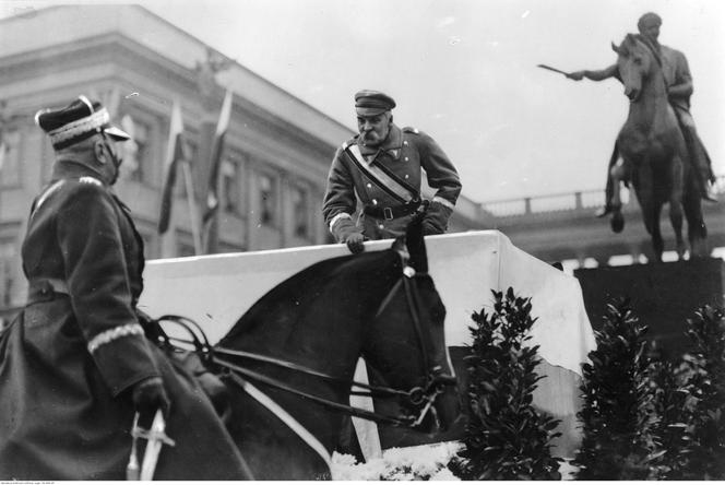 Marszałek Piłsudski odbiera raport na placu Saskim, 11.11.1929 r.