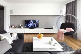 Wnętrze w stylu modern: nowoczesne mieszkanie w bielach i szarościach 