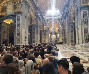 Rzym. Wierni czekają, by złożyć hołd papieżowi Franciszkowi