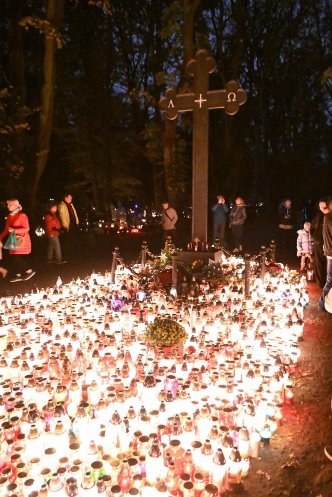   Setki migoczących zniczy. Tak wyglądają polskie cmentarze po zmroku. Zobacz niezwykłe zdjęcia