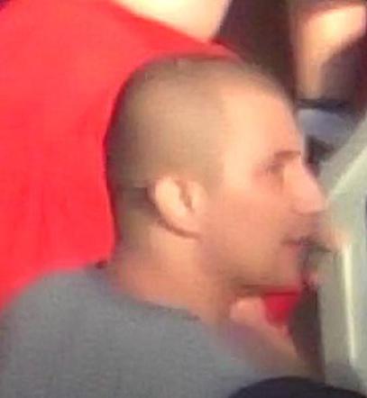 Wtargnęli na murawę podczas meczu Widzew Łódź - Znicz Pruszków. Ci KIBOLE POSZUKIWANI są przez policję!