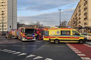 Pieszy wbiegł pod tramwaj na Ochocie. Reanimowany w stanie krytycznym trafił do szpitala