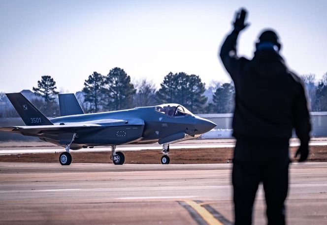 Ląduje samolot F-35 Lightning II