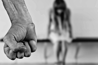 Ukraina: W ciągu dwóch tygodni zgłoszono 400 gwałtów na dzieciach i dorosłych