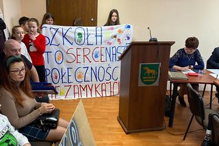 Mieszkańcy protestowali na sesji Rady Gminy Wilkołaz przeciwko likwidacji SP w Marianówce