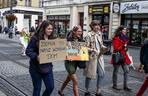 Młodzieżowy Strajk Klimatyczny w Katowicach. Protest pod siedzibą Tauronu