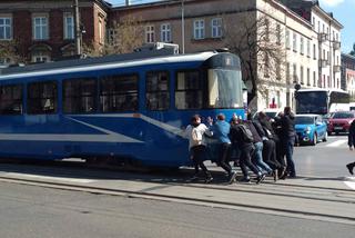 Darmowa siłownia w Krakowie! Pasażerowie musieli pchać tramwaj! [ZDJĘCIA]