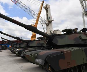 Pierwsze 14 czołgów Abrams jest rozładowywanych w porcie w Szczecinie