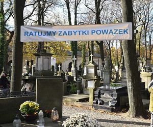 Kwesta na Powązkach 2025. Udział w akcji wezmą aktorzy, muzycy, politycy