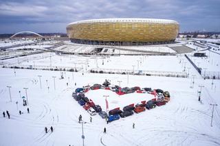 Finał WOŚP w Gdańsku 2021. Ściskawa samochodowa przy stadionie w Letnicy 31.01.2021