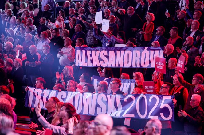 Konwencja KO w Gliwicach. Tusk, Trzaskowski, Protest związkowców i sprzedaż flag Polski i UE