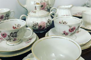 Jak odpowiednio dbać o porcelanę? Ekspertka radzi czy można ją myć w zmywarce