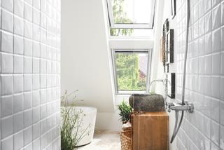 Wąska łazienka ze skosami