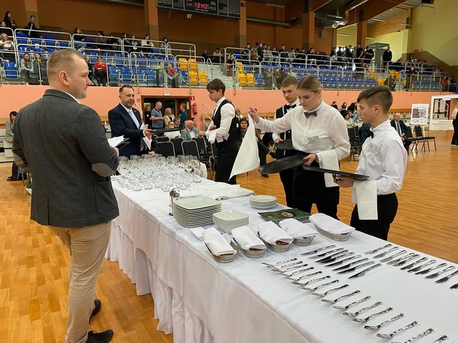 Znamy wyniki Mistrzostw Młodych Kelnerów. Zwyciężyła uczennica siedleckiej „Samochodówki”