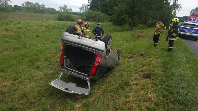 Złamał dożywotni zakaz. Po dachowaniu w pow. górowskim porzucił auto i poszedł pieszo