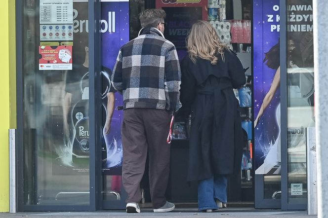 Agnieszka Kaczorowska siedzi i pachnie, a Rogacewicz wynosi śmieci i je kanapke poza autem... Fajna para?