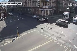 Legnica: Policyjna eskorta do szpitala! Dziecko z poważnym urazem głowy traciło przytomność w samochodzie [WIDEO]