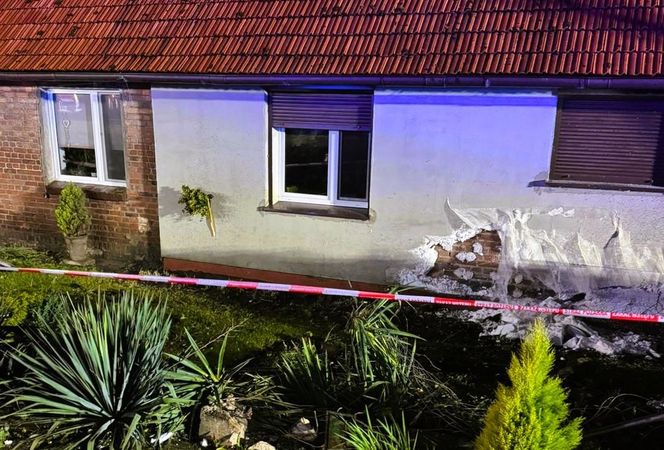 19-latek wypadł z drogi i uderzył w dom. Golf w strzępach, to cud że żyją!