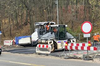 Ukłdanie asfaltu na nowo powstającym rondzie na ul. Słowiańskiej w Gorzowie
