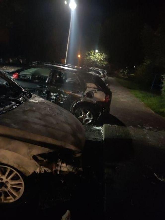 Nocny pożar samochodów na parkingu w Częstochowie. Nieznany sprawca podłożył ogień 