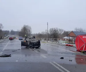 Dachowanie auta na trasie Krasnystaw - Chełm. Zmarł drugi uczestnik wypadku
