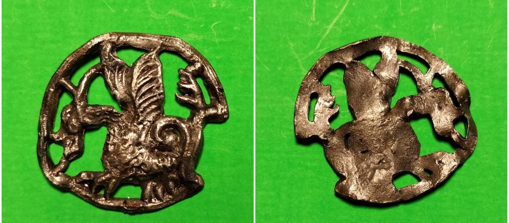 Unikatowe odkrycie w woj. lubelskim! Znaleziono średniowieczną odznakę… z bazyliszkiem