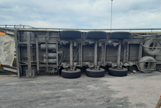 Wypadek w Elizówce koło Lublina. Kierowca został zakleszczony w pojeździe