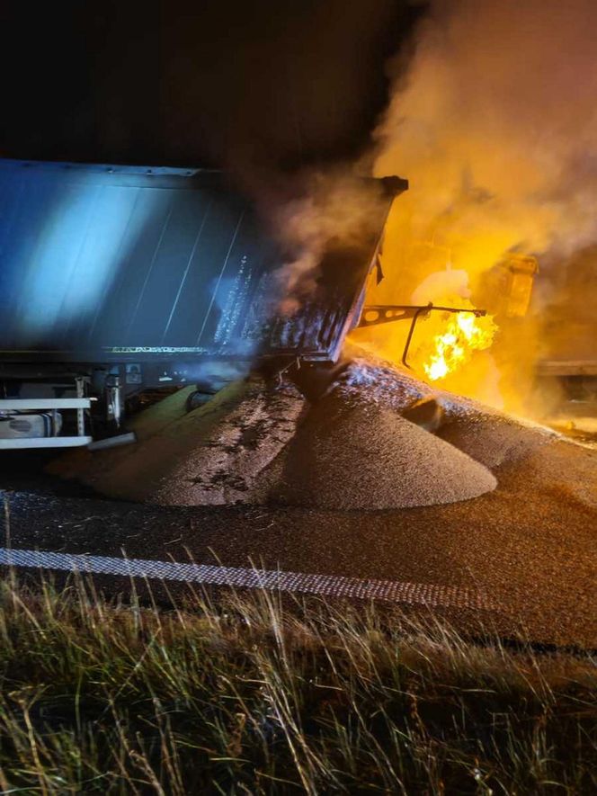 Dramat na S7. Autobus zderzył się z samochodem ciężarowym. Dziecko wśród poszkodowanych