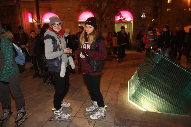 Nightskating. Warszawiacy przejechali stolicę na rolkach [Zdjęcia]