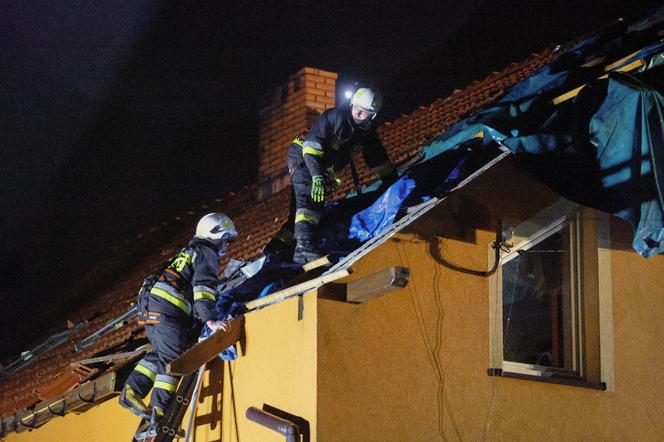   Groźne nawałnice przetoczyły się przez Polskę. Zerwane dachy, zalane drogi, połamane drzewa