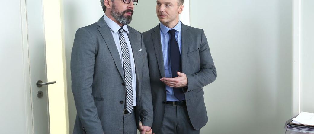 M jak miłość odc. 1135. Andrzej Budzyński (Krystian Wieczorek), Adam Werner (Jacek Kopczyński)