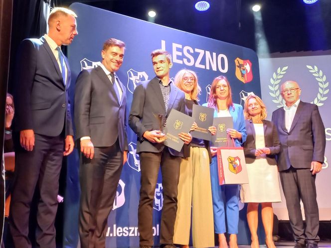 Wręczono Leszczyńskie Laury Oświaty. Zdolnym uczniom ze szkół w Lesznie