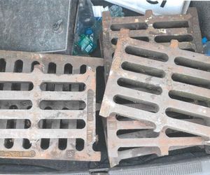 Złodziej włazów wpadł na gorącym uczynku! Koniec złotego interesu