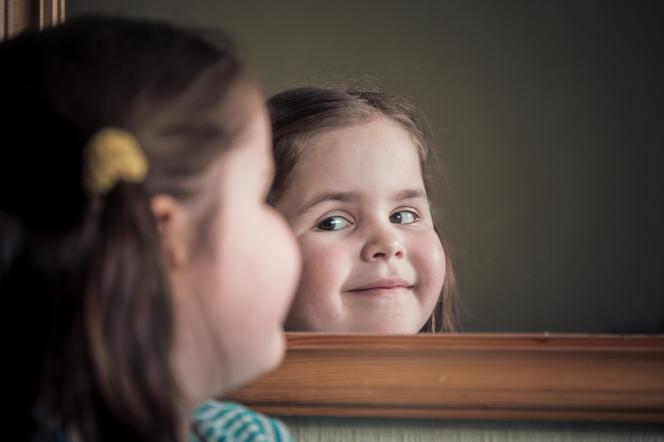 Dziewczynka przeglądająca się w lustrze