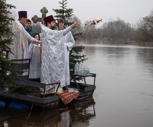 Księża trzykrotnie zanurzyli krzyż w Bugu. W Sławatyczach obchodzono Święto Jordanu