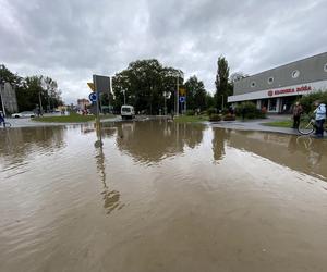 Krytyczna sytuacja w Kłodzku. Okropnie leje, ulice i domy zalane przez wodę