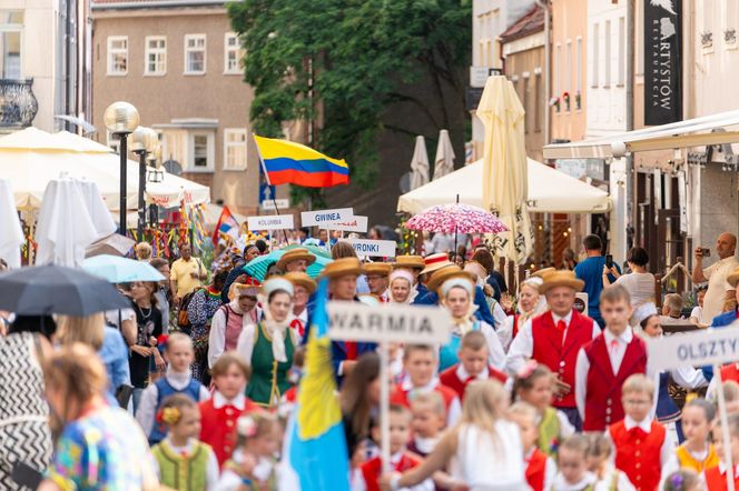 Dni Folkloru w Olsztynie 2025. Ulicami Starego Miasta przeszedł barwny korowód