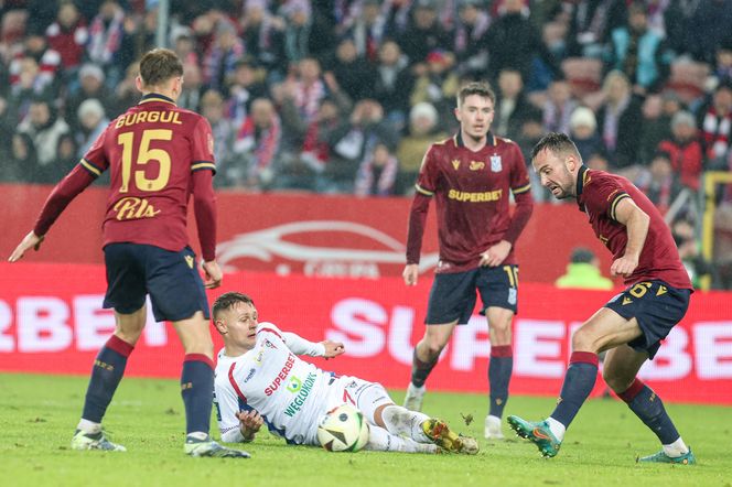 Orkiestra górnicza zagrała jak za dawnych lat, Górnik Zabrze również. Lech Poznań na kolanach