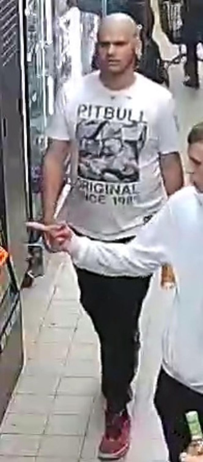 Brutalna bójka w centrum Warszawy. "Trzech muszkieterów" szuka policja