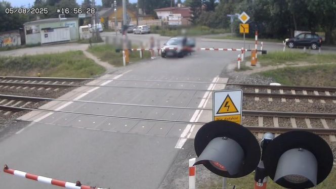 Volvo z dziećmi w środku uwięzione między rogatkami